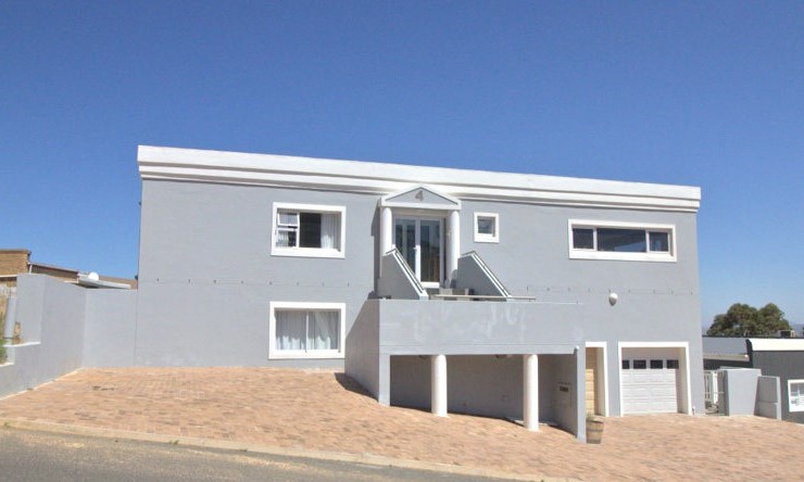 8 Bedroom Property for Sale in Mountainside Western Cape